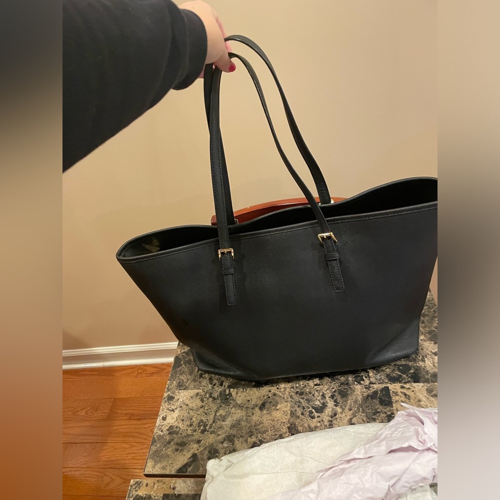 Michael Kors Jet Set Carryall Tote in Black - Picture 7 of 14